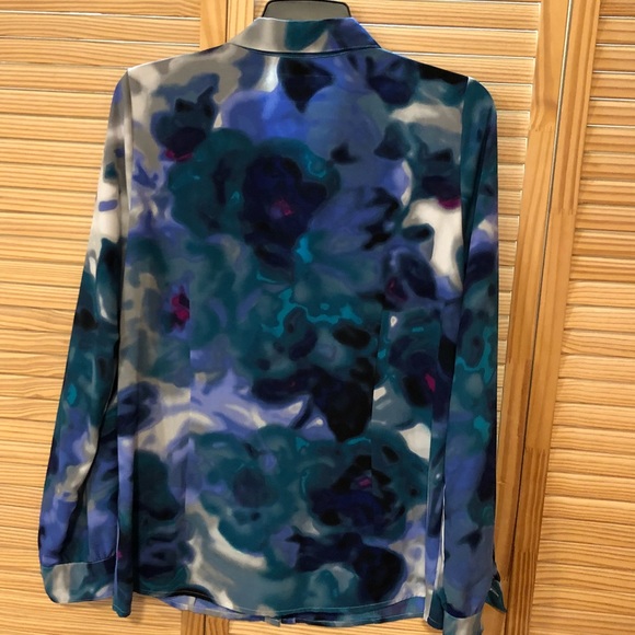 East 5th Beautiful Blouse.  It has great colors - Picture 2 of 5